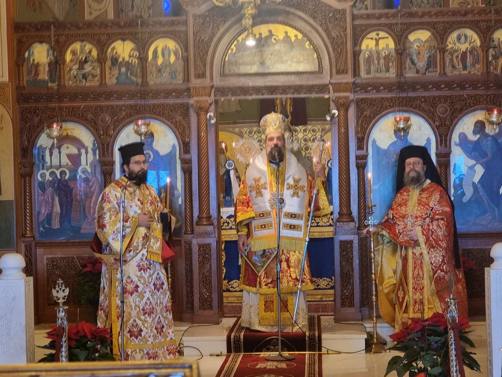 Η Θεία Λειτουργία των Χριστουγέννων στον Μητροπολιτικό Ναό Σαντορίνης