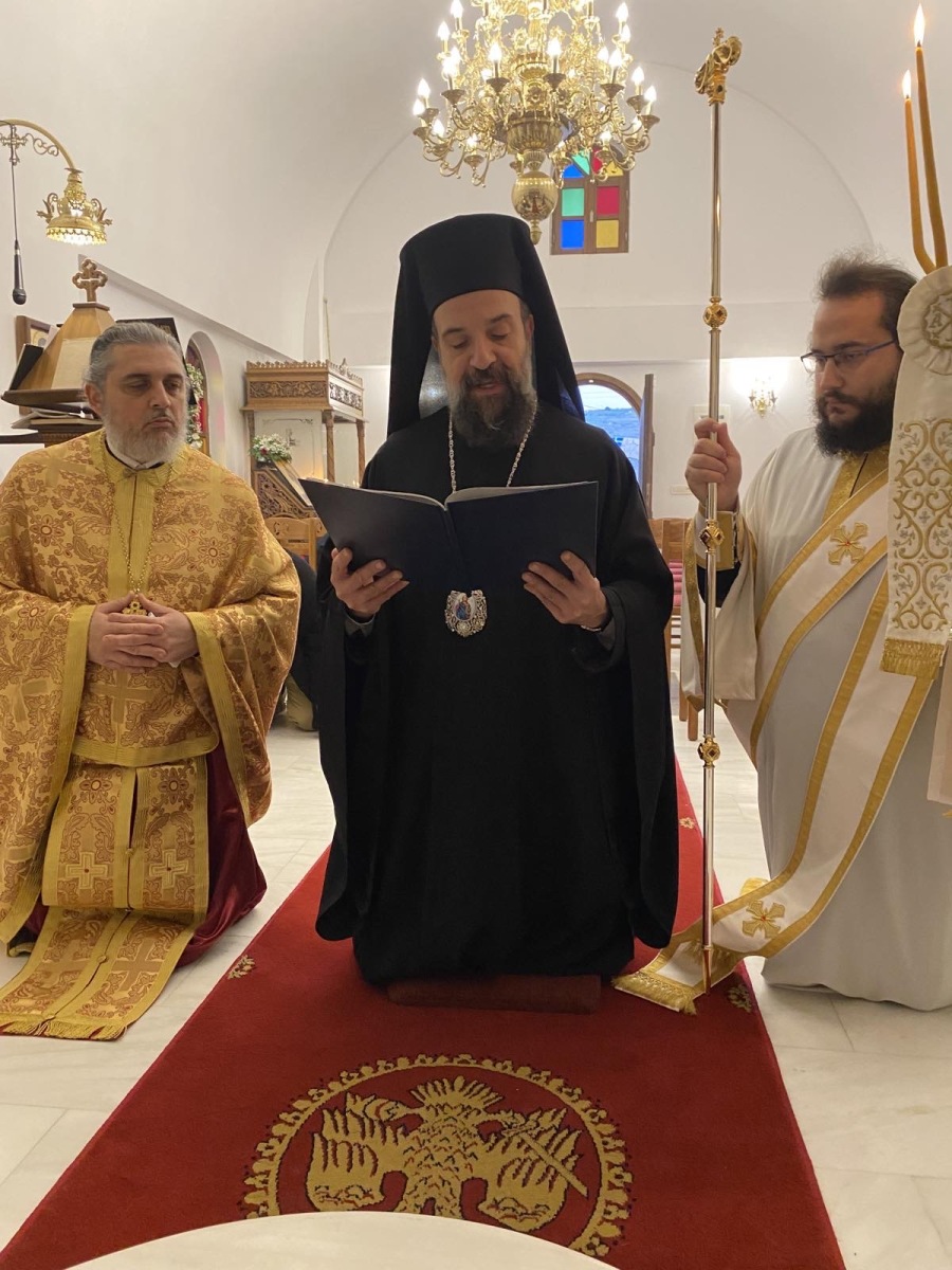 ΤΑ ΠΡΩΤΑ ΕΓΚΑΙΝΙΑ ΤΟΥ ΜΗΤΡΟΠΟΛΙΤΟΥ ΘΗΡΑΣ ΑΜΦΙΛΟΧΙΟΥ