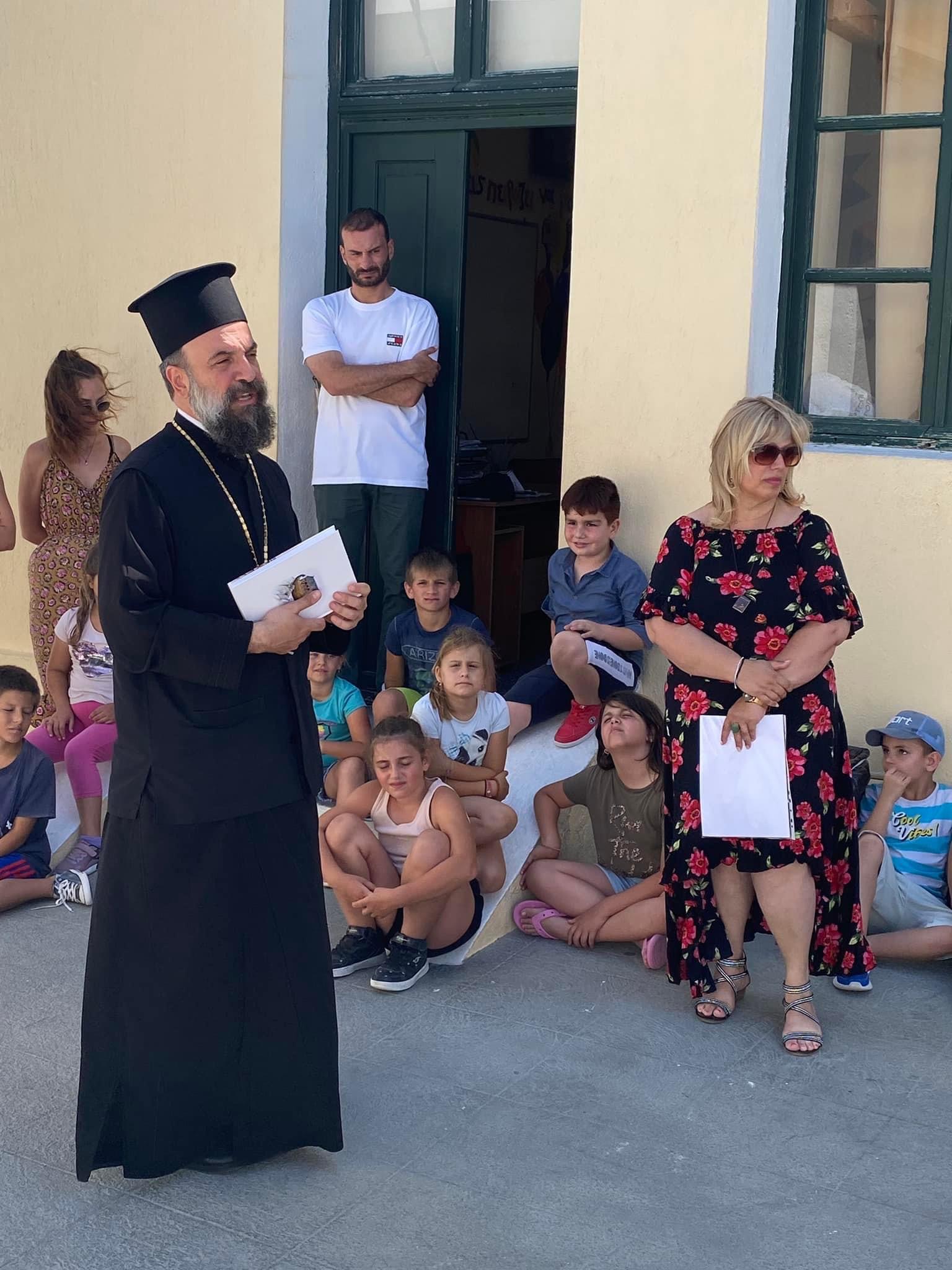 ΕΠΙΣΚΕΨΗ ΤΟΥ ΜΗΤΡΟΠΟΛΙΤΗ ΘΗΡΑΣ ΣΤΟ ΔΗΜΟΤΙΚΟ ΣΧΟΛΕΙΟ ΑΚΡΩΤΗΡΙΟΥ ΣΑΝΤΟΡΙΝΗΣ