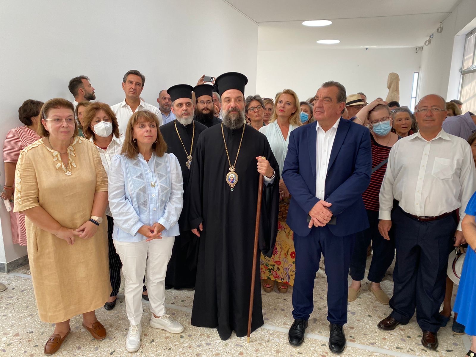 Ο Σεβασμιώτατος Μητροπολίτης Θήρας, Αμοργού & Νήσων κ. Αμφιλόχιος στα εγκαίνια της περιοδικής έκθεσης της Κόρης της Θήρας 
