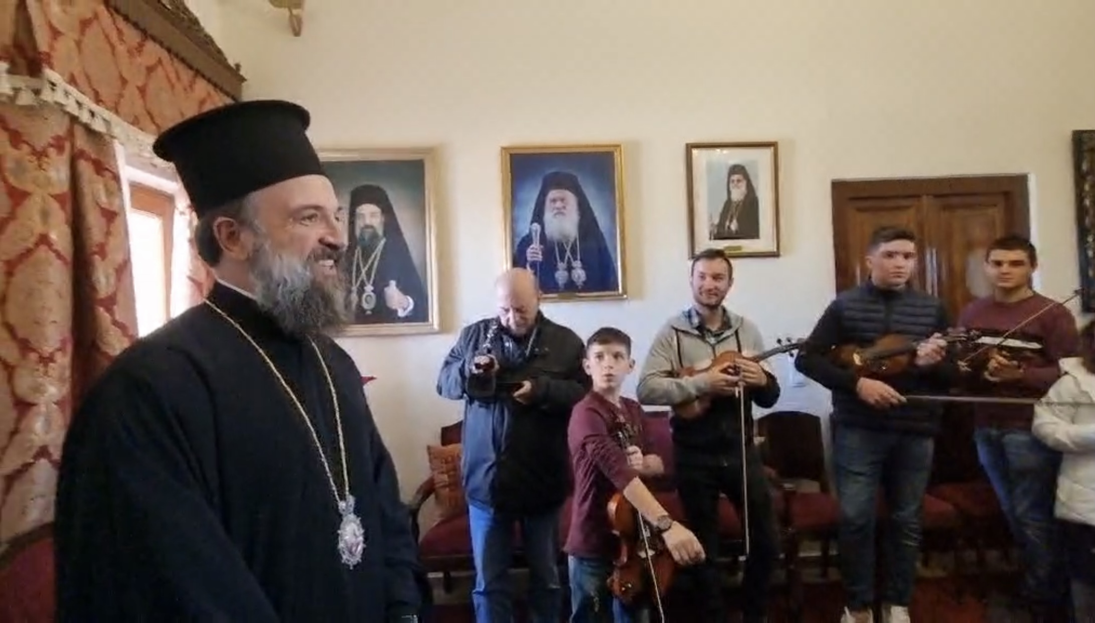 Η Χορωδία της Μητροπόλεως έψαλλε τα κάλαντα στον Μητροπολίτη Θήρας