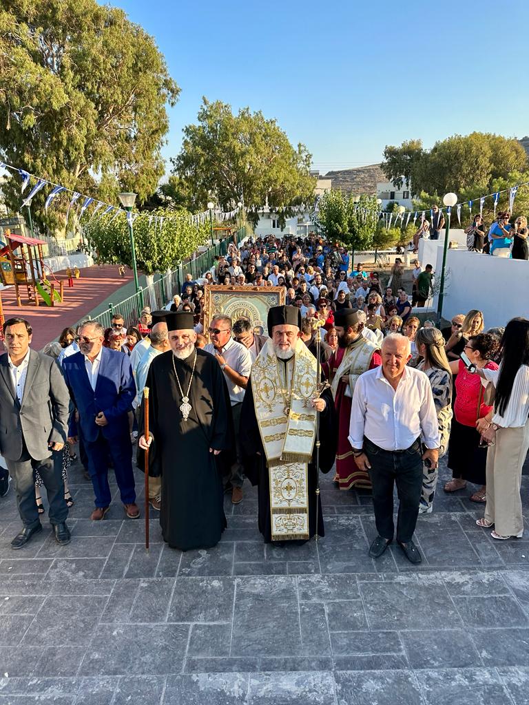 Η ΣΑΝΤΟΡΙΝΗ ΥΠΟΔΕΧΤΗΚΕ ΤΗΝ ΠΑΝΑΓΙΑ ΤΗΝ ΙΕΡΟΣΟΛΥΜΙΤΙΣΣΑ ΚΑΙ ΤΟ ΤΙΜΙΟ ΞΥΛΟ