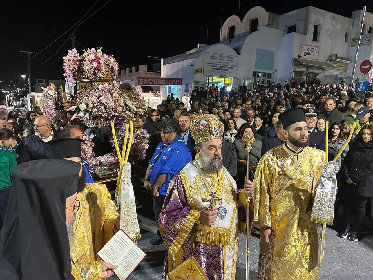Ακολουθία του Επιταφίου στον Μητροπολιτικό Ιερό Ναό Θήρας