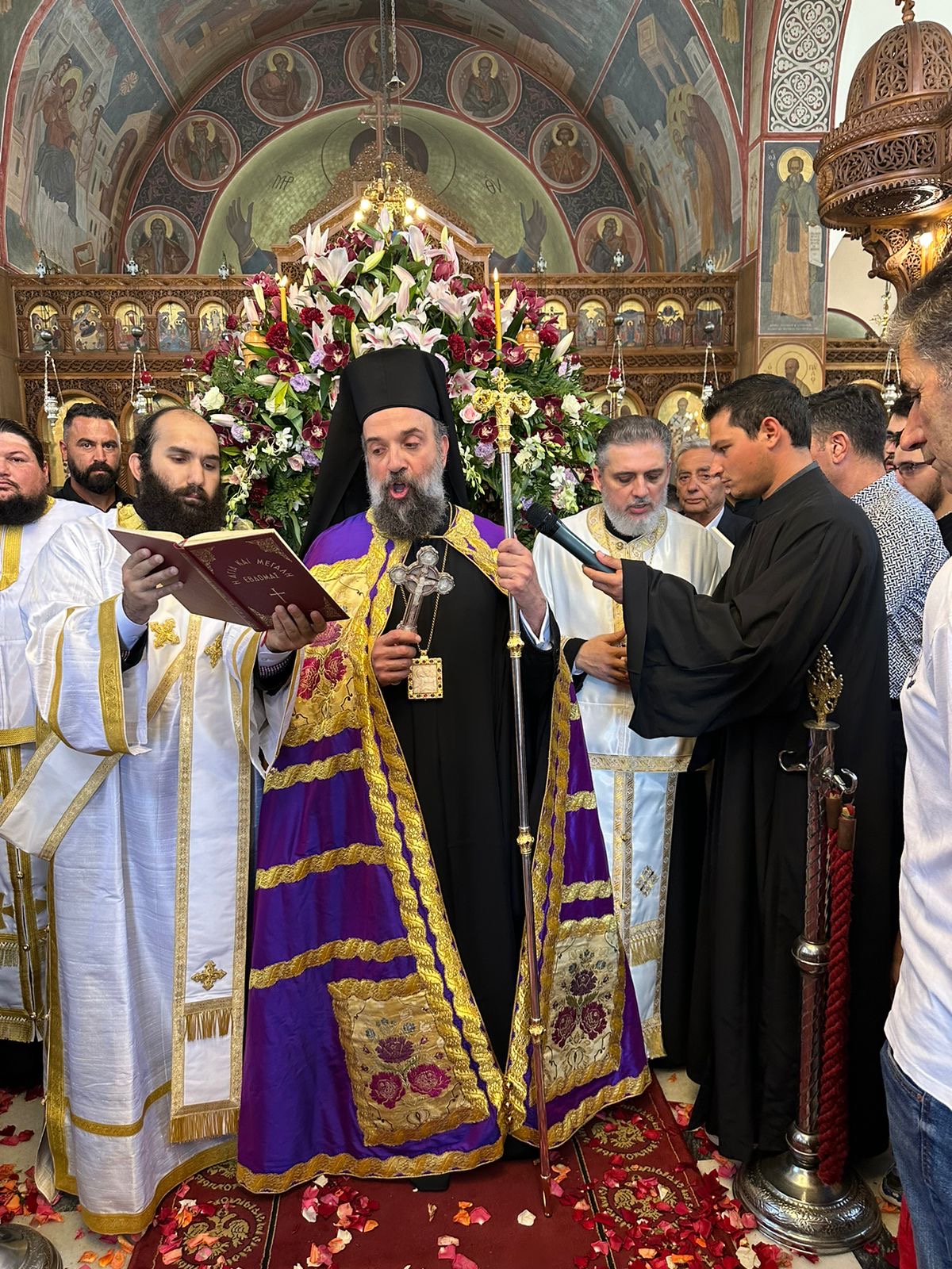 Ο Εσπερινός της Αποκαθηλώσεως στο Εμπορείο της Σαντορίνης