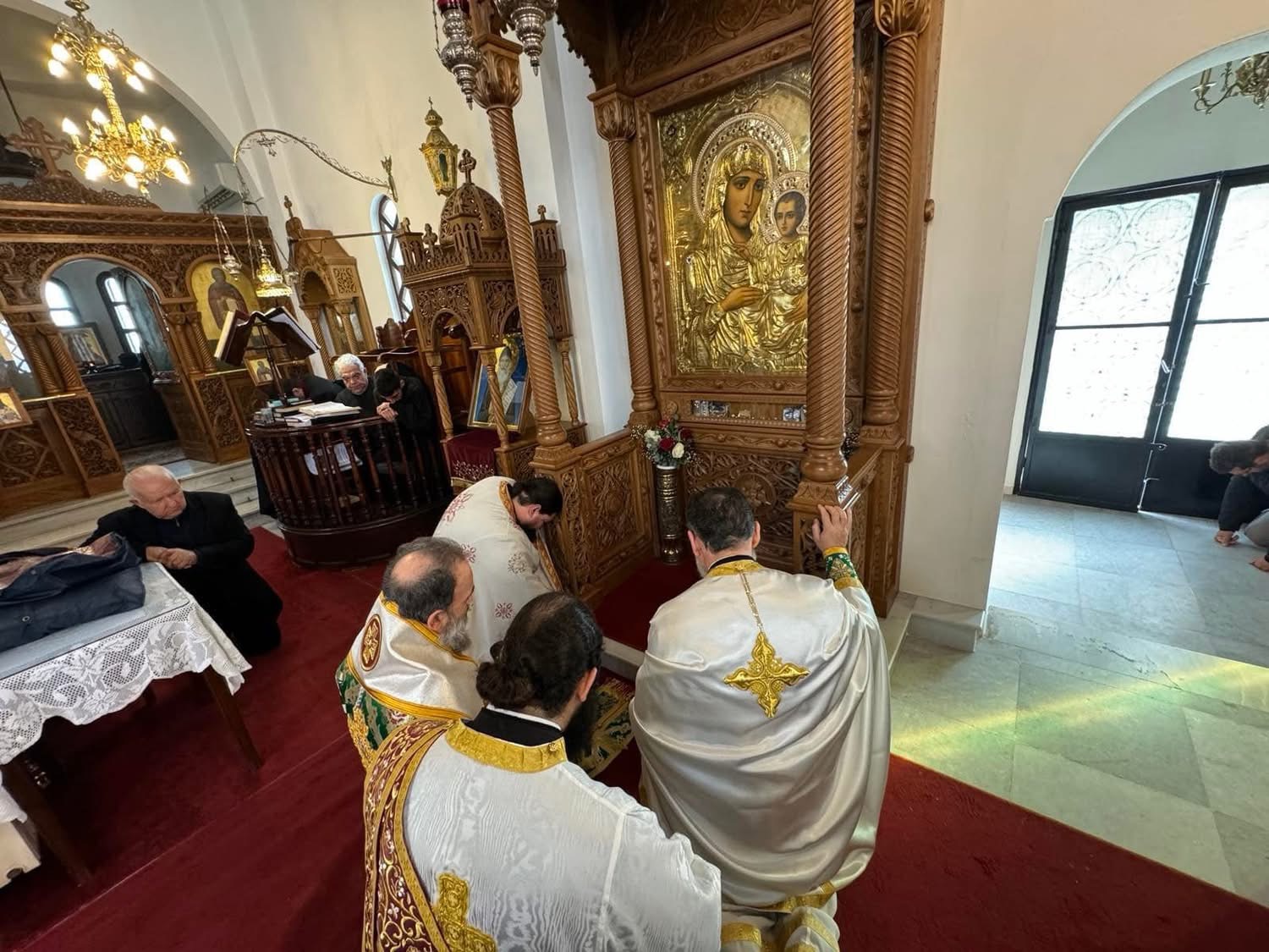 ΠΡΩΤΗ ΚΥΡΙΑΚΗ ΤΟΥ ΤΡΙΩΔΙΟΥ ΣΤΗΝ ΚΛΥΔΩΝΙΖΟΜΕΝΗ ΑΠΟ ΤΟΥΣ ΣΕΙΣΜΟΥΣ ΣΑΝΤΟΡΙΝΗ
