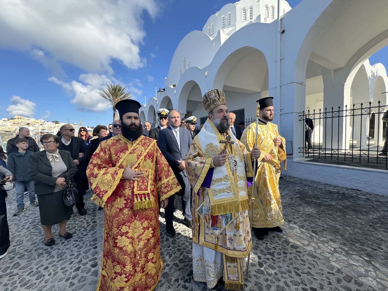 Μητροπολίτης Θήρας: Σήμερα η Εκκλησία στο πρόσωπο της Παναγίας τιμά την Χριστιανή Μητέρα