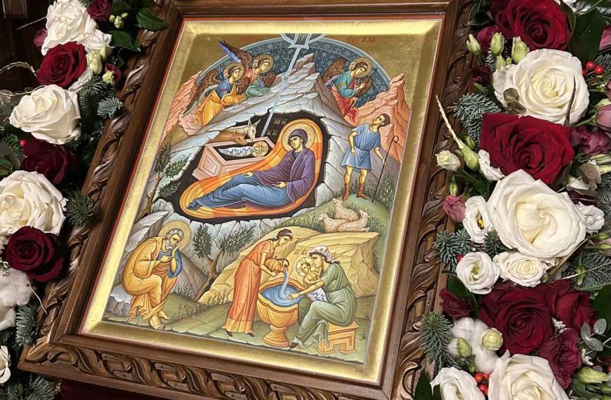 Θήρας Αμφιλόχιος: «Νά ἀφεθοῦμε πλήρως καὶ ἀδιακρίτως στὴν ἀγάπη καὶ τὸ ἔλεος τοῦ Γεννηθέντος Παιδίου»