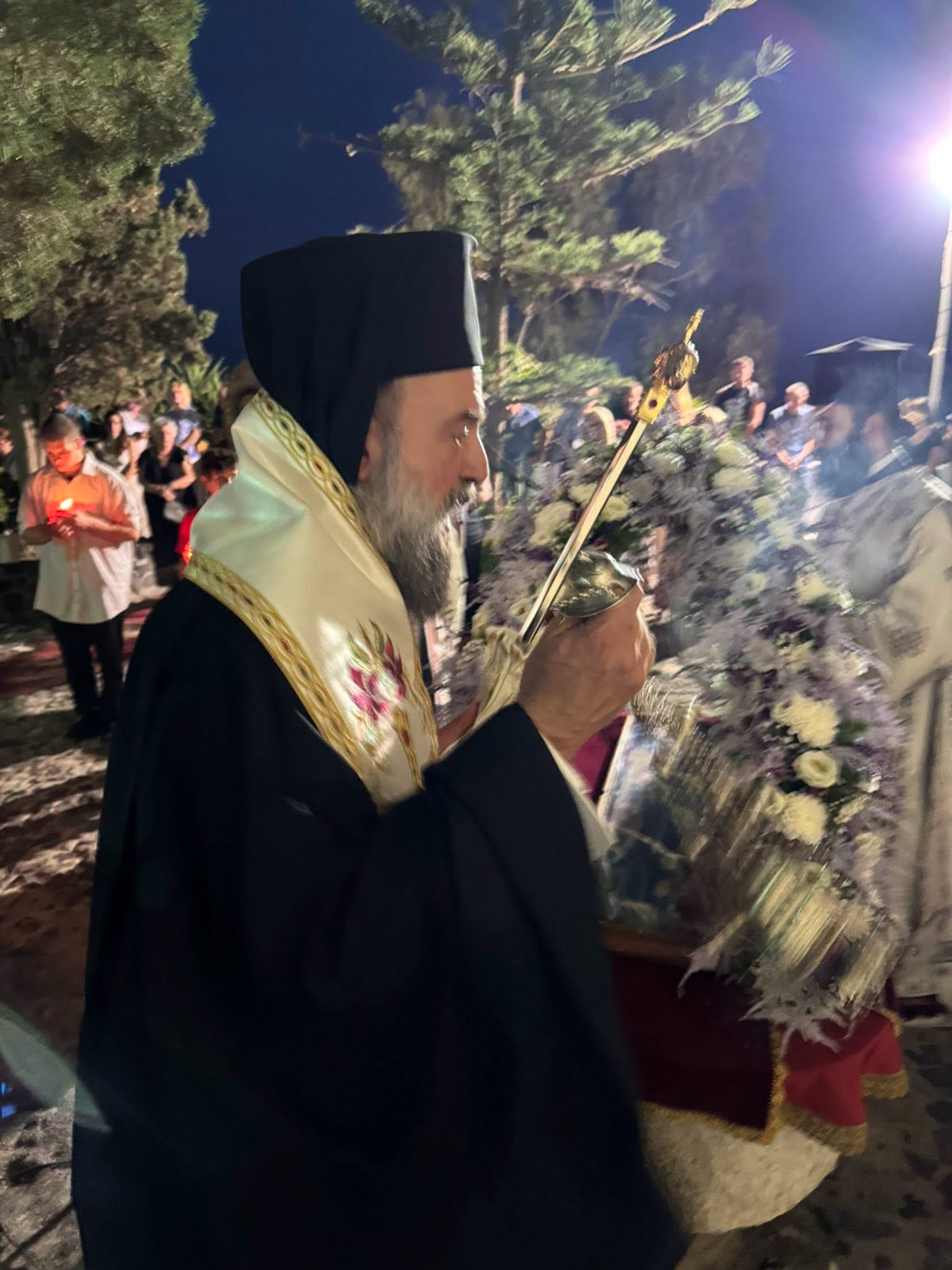 Θήρας Αμφιλόχιος: «Η Παναγία είναι η θερμή πρεσβεία και η καταφυγή μας» – Τα Εγκώμια της Θεοτόκου στην Παναγία Επισκοπή